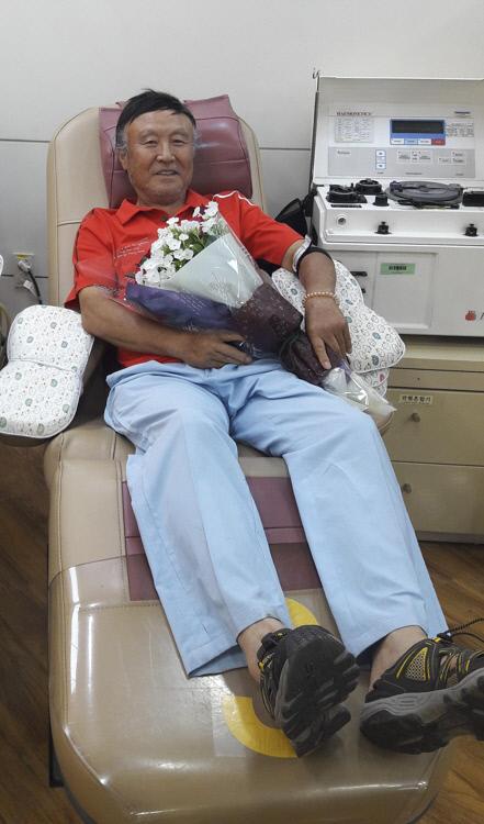 이상일(69)씨가 다음달 15일 생일을 앞두고 26일 생의 마지막 헌혈을 하고 기념촬영을 하고 있다.
사진=대한적십자사 충북혈액원 제공 
