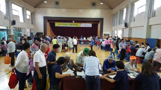 지난 27일 홍성군 홍북면 홍북초 강당에서 개최된 `2017 이동복지관`에서 홍북면 주민들이 복지 상담을 받고 있다. 사진=홍성군 제공
