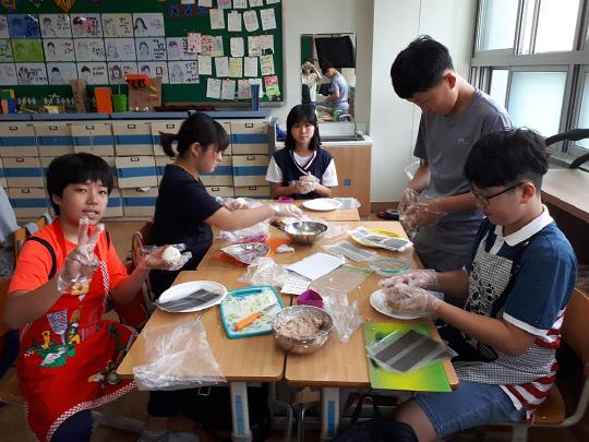 천안가온초 어린이들이 29일 건강한 식습관을 위한 `요리실습 및 영양교육`에 참여해 직접 삼각김밥을 직접 만들고 있다. 사진 = 천안교육지원청 
