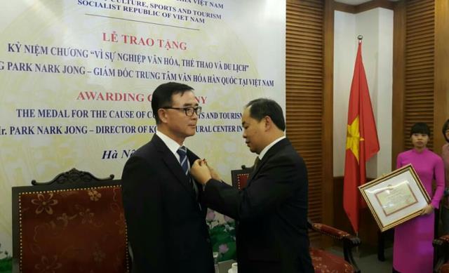 지난해 6월 베트남문화우호훈장을 전수받고 있는 박낙종 당시 주베트남 한국문화원장.