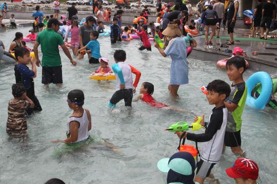 진천군이 어린이들의 여름방학에 맞춰 오는 17일부터 백사천 물놀이장을 개장한다. 사진은 지난해 개장한 백사천 물놀이장 모습. 사진=진천군 제공

