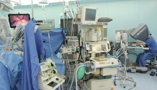 을지대병원 산부인과 하중규 교수팀이 자궁 선종을 절제하는 로봇수술을 시행하고 있는 모습. 사진=을지대병원 제공
