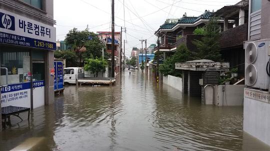 16일 오전 청주지역에 시간당 90mm가 넘는 폭우가 쏟아지면서 청주 무심천 인근의 한 저지대 마을이 물에 잠겼다. 사진=김진로 기자
