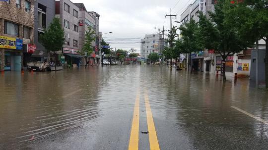 16일 오전 청주지역에 시간당 90mm가 넘는 폭우가 쏟아져 청주 서원구 사직동의 한 도로가 통제됐다. 사진=김진로 기자
