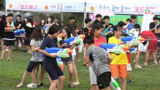 금산군이 지역 청소년을 위해 마련한 청소년 어울마당 물총서바이벌 축제에서 왕을 지키는 게임을 펼치고 있다. 사진=금산군 제공
