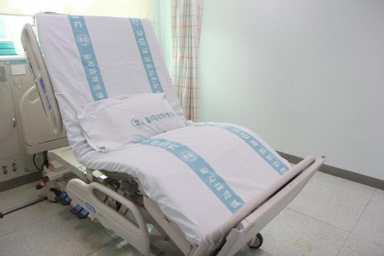 새로 교체된 을지대학교병원 중환자실 침대. 낙상사고 위험을 줄이기 위한 의자 모양이 구현된다.  사진=을지대학교병원 제공
