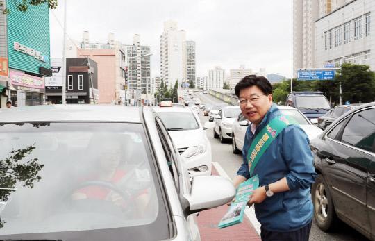 17일 홍도과선교 인근에서 권선택 대전시장이 승용차 운전자에게 지하화 공사를 알리는 전단지를 나눠주고 있다. 사진=대전시 제공
