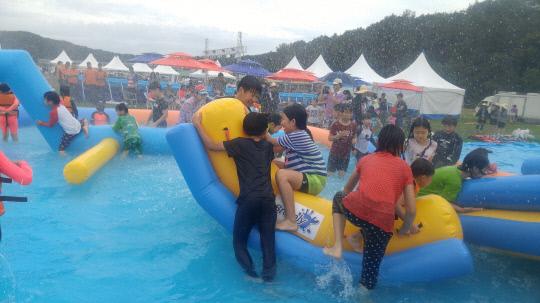 금강여울축제가 지난 15일부터 2일간 열린 부리면 평촌리 일원에서 물놀이를 즐기는 아이들의 모습이 여름을 알리고 있다. 사진=금산군 제공
