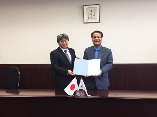 이덕훈(오른쪽) 한남대 총장이 기쿠 히로요시 일본 관동학원대학 총장과 협약을 체결하고 있다. 한남대 제공
