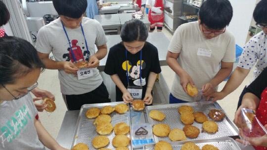 예산군의 지역사회 주말행복배움터 꿈꾸는 파티쉐 프로그램에서 학생들이 열심히 빵을 만들고 있다.   사진= 예산군자원봉사센터 제공
