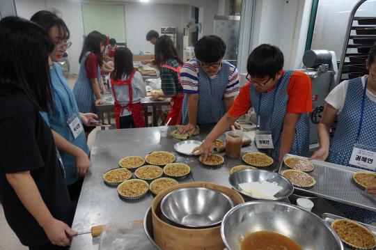 예산군의 지역사회 주말행복배움터 꿈꾸는 파티쉐 프로그램에서 학생들이 열심히 빵을 만들고 있다.   사진= 예산군자원봉사센터 제공
