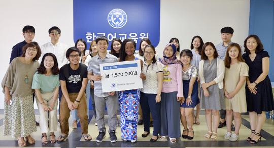 27일 한국어교육원 교사들과 동료 유학생들이 반 로크 학생(앞 줄 왼쪽에서 네번째)에게 수술비 150만 원을 전달했다. 사진=배재대학교 제공
