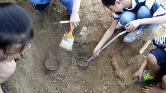 청소년들이 청주백제유물전시관이 진행하는 발굴체험에 참여하고 있다. 
사진=청주백제유물전시관 제공.
