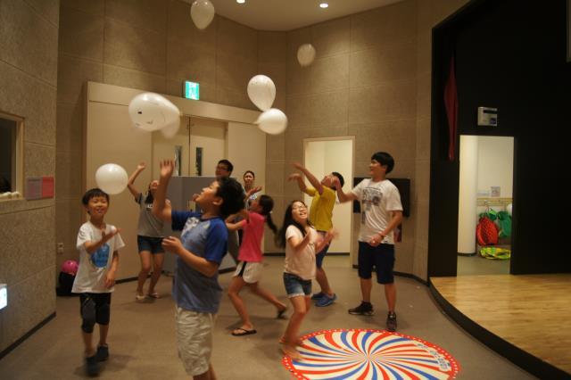 경기도어린이박물관이 지난해 연 여름방학 특별 프로그램에서 아이들이 강사의 안내에 따라 체험프로그램을 즐기고 있다.