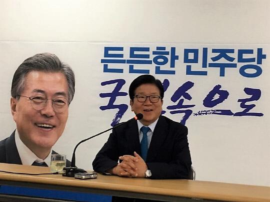 더불어민주당 박병석 의원이 8일 더물어민주당 대전시당에서 열린 기자 간담회에서 충청권 인사를 인사에 포함시키겠다는 정부 관계자의 긍정적 답변을 받았다고 밝혔다. 사진=서지영 기자

