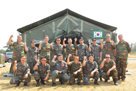2017 모빌리티 가디언 훈련에 참가한 한국과 벨기에 공군의 작전요원들이 연합작전을 성공적으로 마친 후 파이팅을 외치고 있다. 사진=공군 제공
