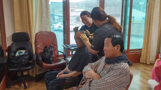 서울 왕성교회 청년회원들이 지난 9일 모곡리 마을회관에서 어르신들을 대상으로 머리 염색을 하는 등 이·미용 봉사를 실시했다.사진=청양군 제공

