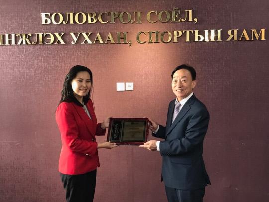 설동호 교육감이 지난 10일 몽골 교육부 국제사업해외협력과 엥흐암갈랑 국장으로부터 감사패를 받고 있다.
