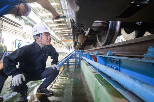 유재영 코레일 사장직무대행(오른쪽)이 12일 대전차량사업소를 찾아 열차 하부를 살펴보고 있다. 유 사장직무대행은 