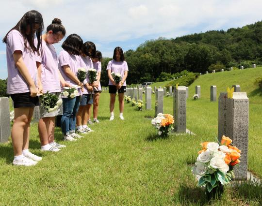 천안평화나비 회원들인 천안의 고등학생들이 한국에서 최초로 위안부 피해를 증언한 고 김학순 할머니의 묘비 앞에서 13일 묵념하고 있다. 사진=윤평호 기자
