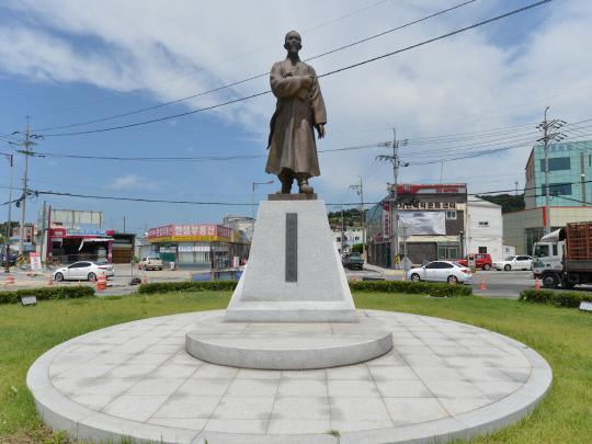서천군 서천읍 오거리에 있는 월남 이상재 선생님 동상
