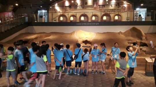 청양군과 자매도시인 서울 강동구 어린이 30명이 청양군을 방문 백제문화체험박물관을 견학하며 청양어린이들과 우의를 다졌다.사진=청양군 제공
