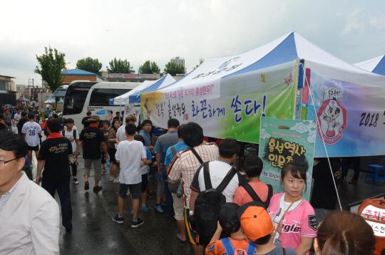 지난 11일 오후 대전 한화생명 이글스파크에서 진행된 `홍성군의 날` 한우불고기 무료시식 코너 앞에 관람객들이 줄을 서 있다. 사진=홍성군 제공
