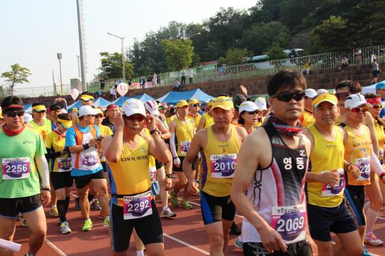 지난해 영동포도 전국마라톤대회에 참가한 선수들이 군민운동장에서 힘찬 출발을 하고 있는 모습. 사진=영동군 제공.
