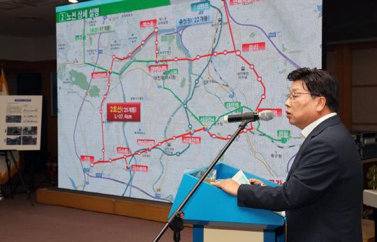 권선택 대전시장이 도시철도 2호선 트램의 노선과 향후 추진계획에 대해 설명하고 있다. 사진=대전시 제공
