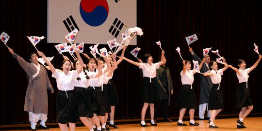 15일 대전시청 대강당에서 열린 제72주년 광복절 경축식에서 공연팀이 태극기를 흔들며 광복절 노래를 부르고 있다. 신호철 기자
