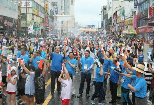 `천안 숨바꼭질 축제`가 성공리에 개최됐다. 사진은 축제의 `물총싸움` 모습. 사진=천안시 제공
