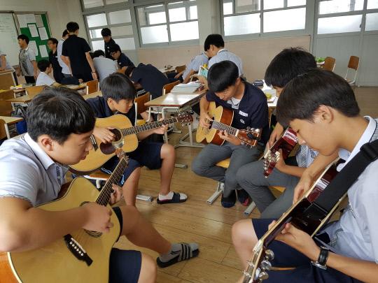 학생들이 기타를 치며 꿈과 끼를 살리고 있다. 대전법동중 제공
