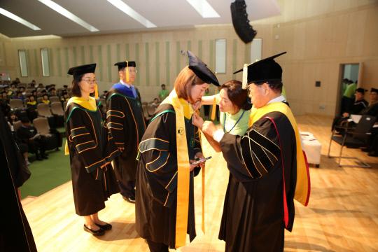 김희수(오른쪽) 총장이 졸업생에게 졸업장을 전달하고 축하해주고 있다. 건양대 제공
