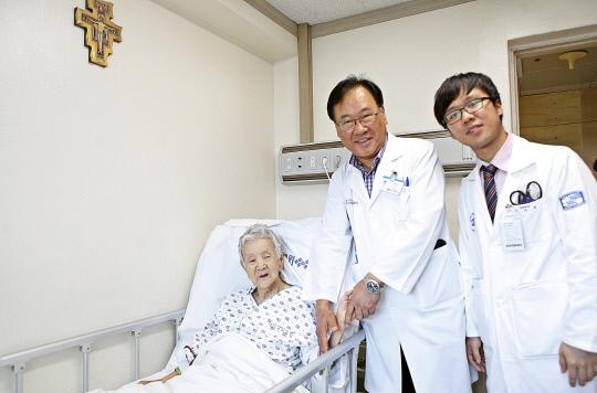 최근 가톨릭대 대전성모병원에서 고관절 수술을 받은 103세 백옥기 할머니(왼쪽 첫번째)와 김원유 정형외과 교수(가운데)가 기념촬영을 하고 있다. 사진=가톨릭대 대전성모병원 제공
