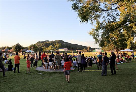 서산시는 26일 해미읍성 야외 잔디밭에서 `한여름 밤의 시네마`행사를 개최한다. 사진은 지난해 열렸던 한여름 밤의 시네마 행사 모습. 사진=서산시 제공
