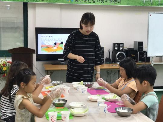 지난달 29일부터 매주 토요일마다 실시된 예산군의 초등학생 대상 요리체험 프로그램에 참가한 어린이들이 `오이 크래미롤 초밥`을 만들고 있다. 사진=예산군 제공
