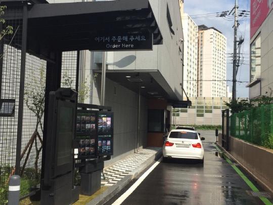 21일 오후 2시 대전 서구 도안동에 위치한 스타벅스 DT매장에서 차량들이 커피를 주문하고 있다. 사진= 주예지 수습기자
