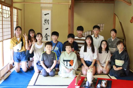 아비투스재능봉사단 대전충남세종지부 학생들이 일본 전통 다도체험을 하고 있다.
