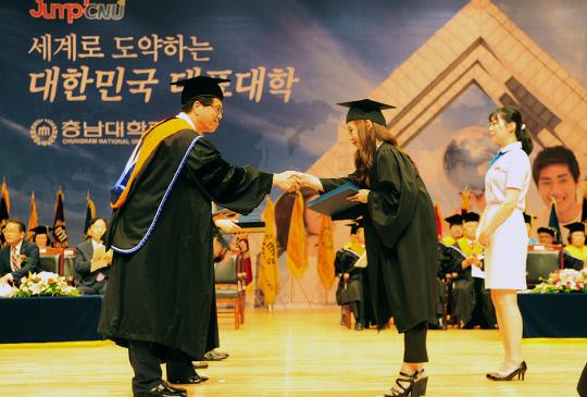 오덕성(왼쪽) 총장이 `2016학년도 후기 학위수여식`에서 졸업장을 건네고 있다. 충남대 제공
