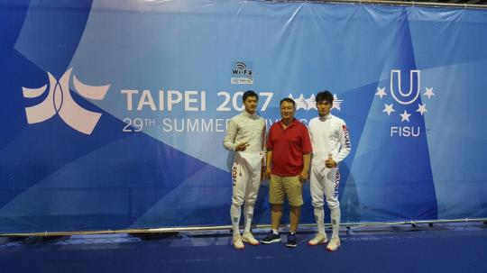 하계유니버시아드 대회에서 메달을 따낸 오상욱(왼쪽) 선수와 황현일(오른쪽) 선수가 도선기(가운데) 감독과 함께 기념촬영을 하고 있다. 대전대 제공

