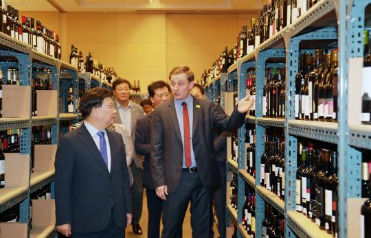 권선택 대전시장이 28일 대전컨벤션센터에서 개최 중인 2017 아시아 와인프로피 행사장에서 출품된 와인들을 살펴보고 있다. 사진=대전마케팅공사 제공
