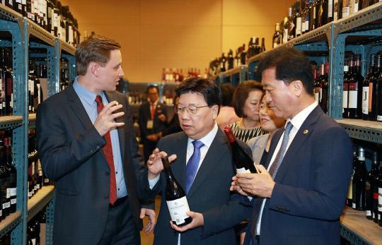 권선택 대전시장이 28일 대전컨벤션센터에서 개최 중인 2017 아시아 와인프로피 행사장에서 출품된 와인들을 살펴보고 있다. 사진=대전마케팅공사 제공
