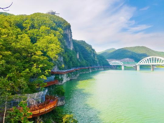남한강 강변 절벽을 따라 길이 1200m로 조성된 단양 수양개 역사문화길. 사진=단양군 제공.
