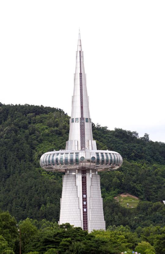 대전 엑스포 공원 한빛탑. 전체 높이는 93m지만 전망대가 지상 39m에 위치해 대전 전체 조망을 담아내기엔 한계가 있다. 사진=대전시 제공
