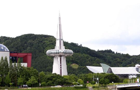 대전 엑스포 공원 한빛탑. 전체 높이는 93m지만 전망대가 지상 39m에 위치해 대전 전체 조망을 담아내기엔 한계가 있다. 사진=대전시 제공

