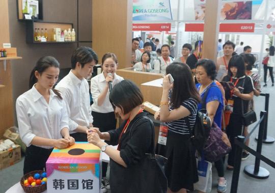 `베이징 식품박람회(Anufood China 2017)`를 찾은 중국 관람객들이 한국관 앞에서 길게 줄을 서고 있다. 사진=aT제공
