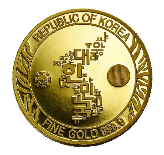 한국조폐공사가 `2017 호랑이 불리온 금 메달`의 국내 판매를 확대한다. 이번 메달은 전국 농협은행 지점을 통해 예약·주문접수 할 수 있다. 사진은 메달 뒷면. 사진=한국조폐공사 제공
