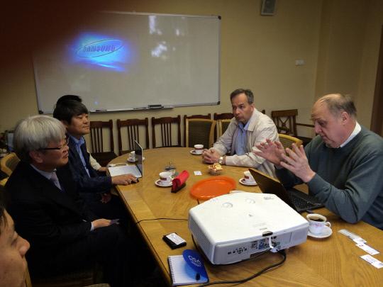 ETRI 연구진과 러시아 모스크바 대학교 교수들이 러시아 국제 레이저센터장실에서 회의를 하고 있다. 사진=ETRI 제공
