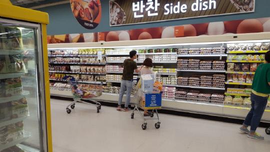 `살충제 달걀 파동` 이후 달걀값이 급락하고 있지만 소비자들의 지갑이 좀처럼 열리지 않고 있다.대전시 유성구의 한 대형마트 내 식품코너에서 소비자들이 달걀을 살펴보고 있다. 사진 = 김대욱 기자 
