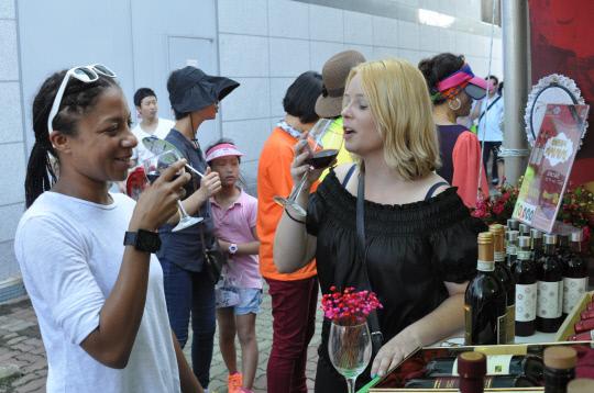 지난해 열린 대한민국와인축제에서 외국인 관광객들이 와인을 시음하고 있는 모습.  사진=영동군 제공
